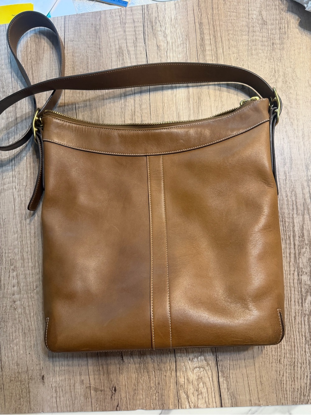 Coach Medium Shoulder Bag Zip Top Adjustable Strap Gold
Hardware